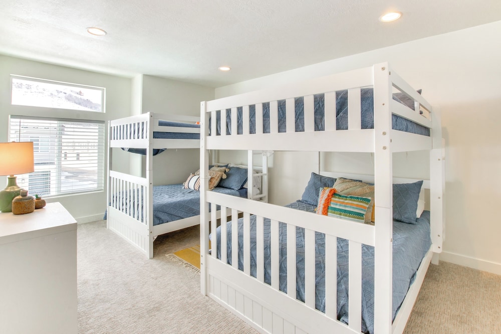 Walk to Marina & Lake: Spacious Garden City Gem!