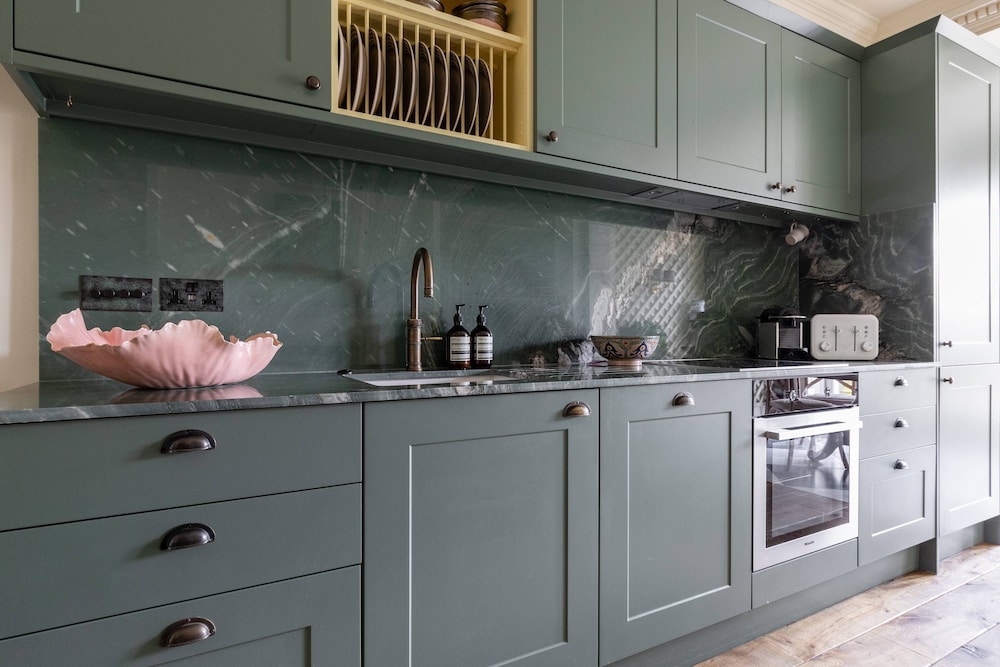 Ladbroke Gardens VII by Onefinestay
