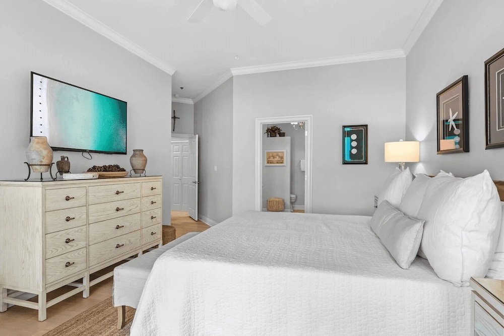 Grovey by the Sea by Avantstay Oceanfront, Private Beach, Pool Access