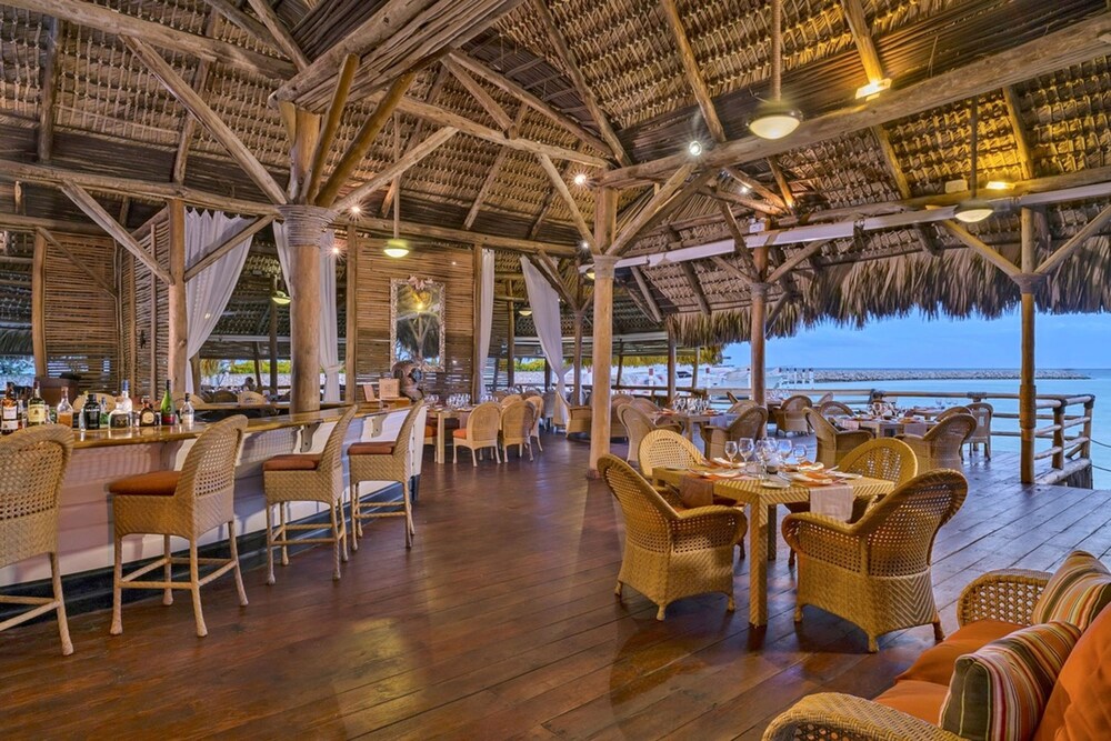 Modern 6 BDR Golf Front Villa in Luxury Beach Resort w Pool and Heated Jacuzziz