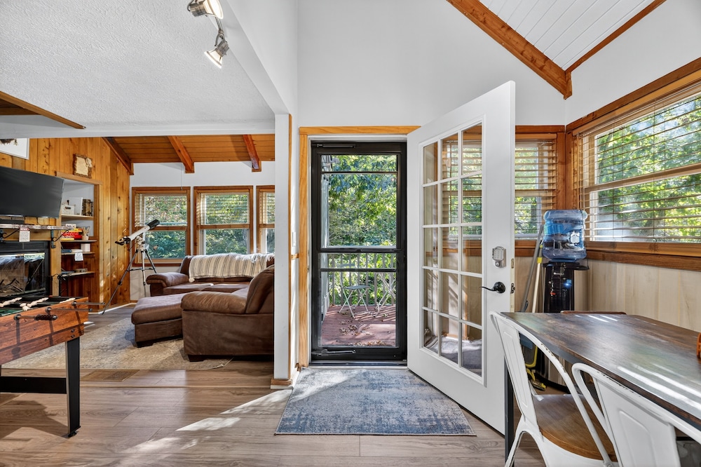 Mountain Escape With Hot Tub & Stargazing 3 Bedroom Cabin
