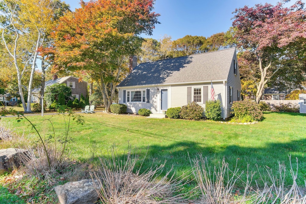 Bike to Private Beach: Cape Cod Escape w/ Sunroom