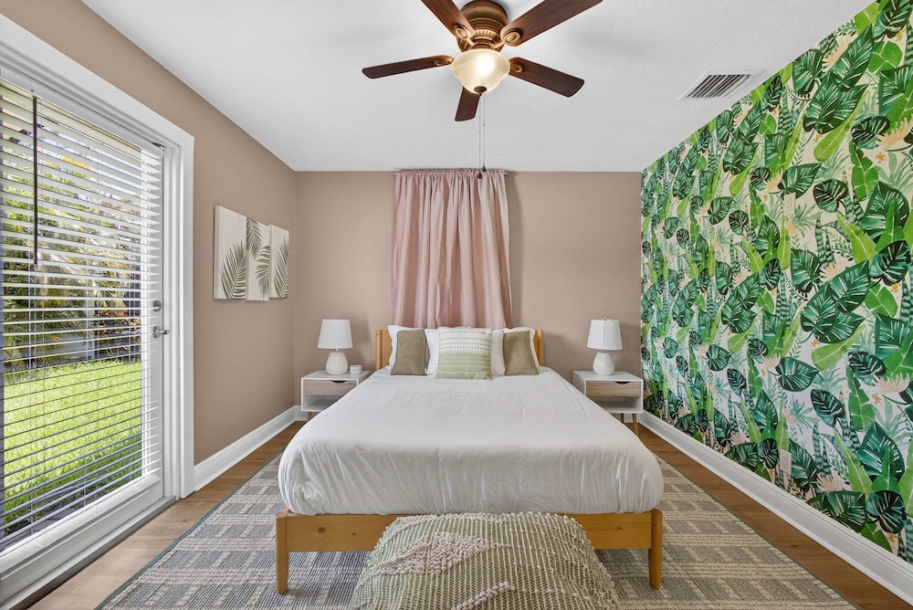 Luxury Meets Paradise Family-friendly 4BR w Pool