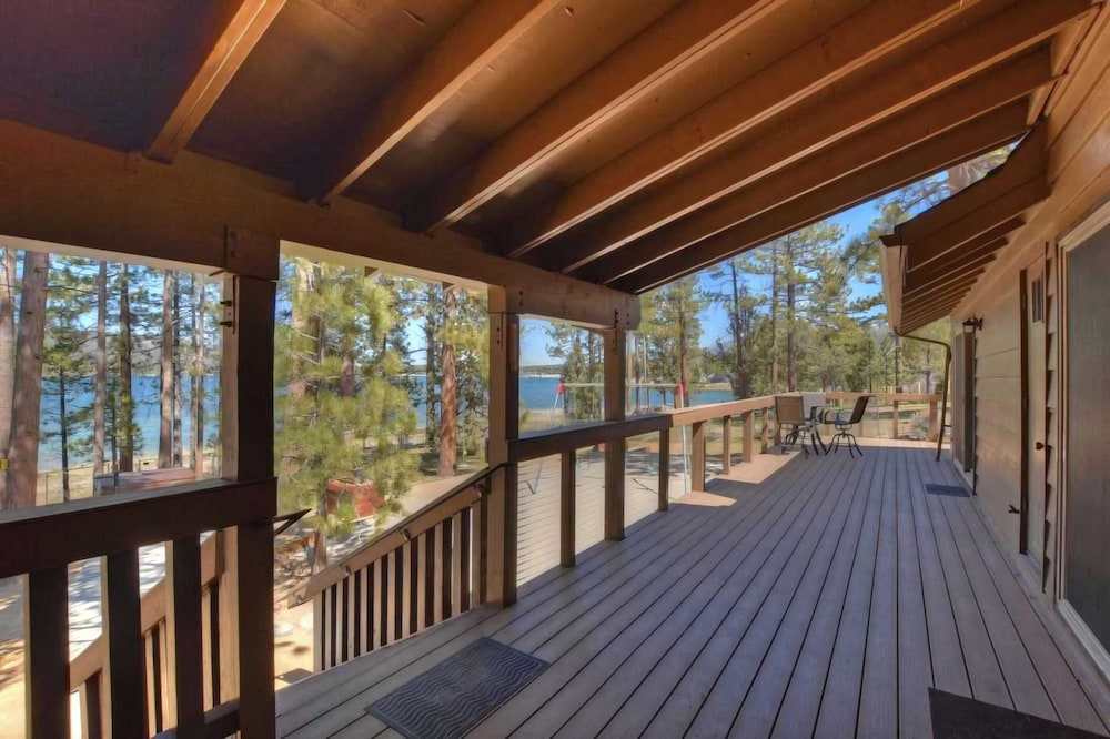 Sleeps 23 2 Homes, Lakefront, Private Dock, Hot Tub, Game Room, Swingset, View