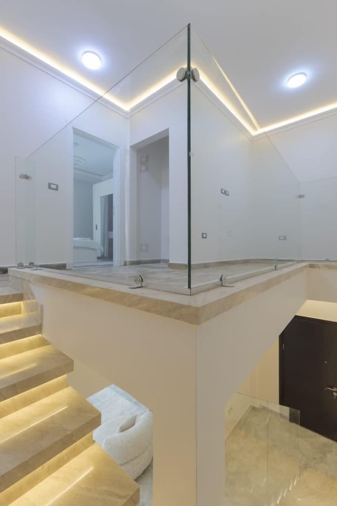 Upper Duplex 3BR in Eastown Sodic