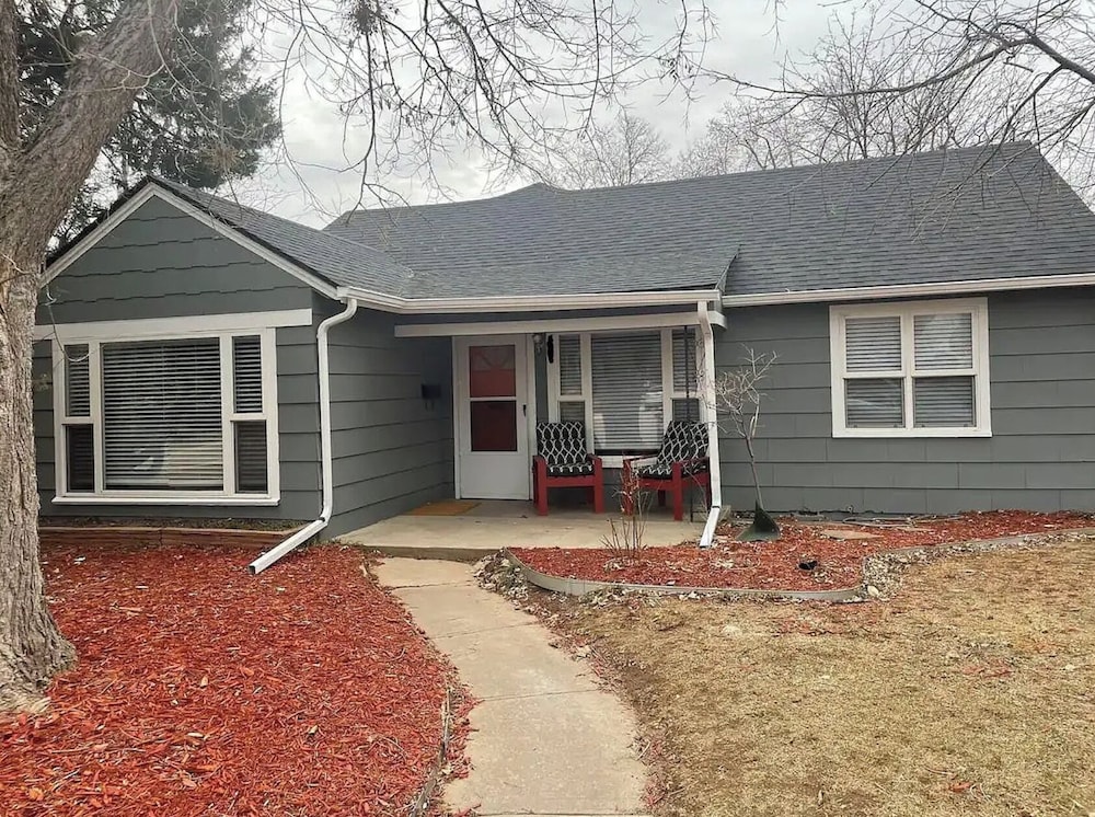 Urban Nest Garage, Sunroom & Fenced Yard