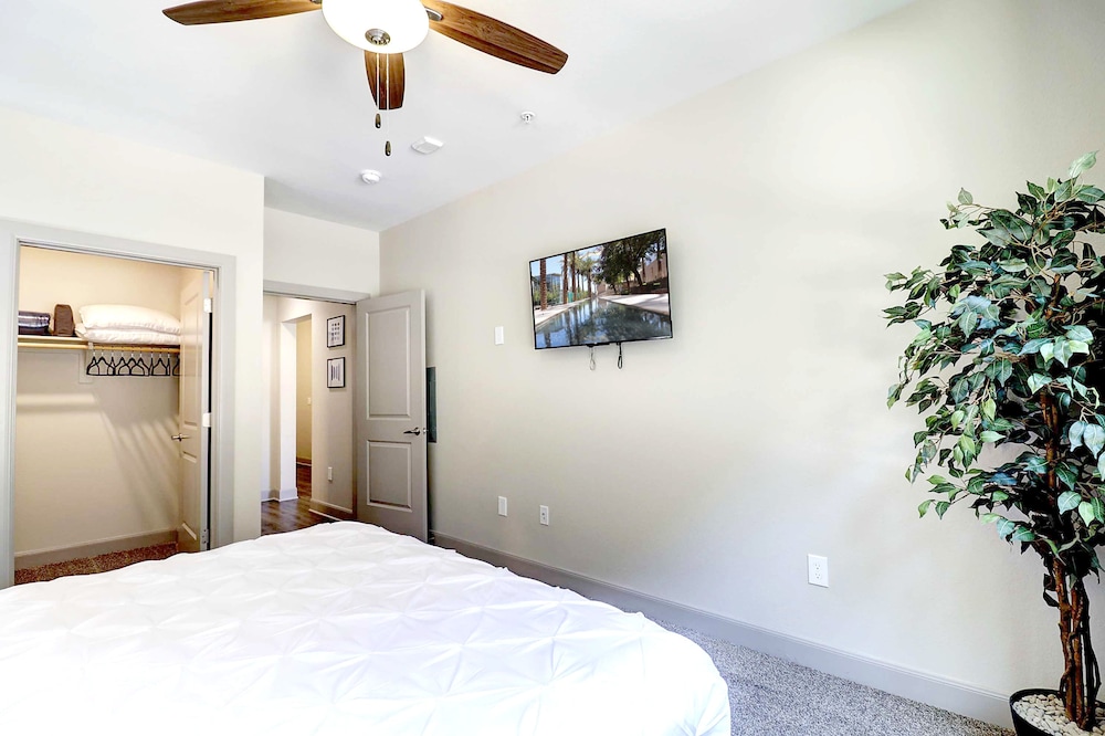 Rooftop Pool with Views-King Beds-Parking 1123 - Property Image 3