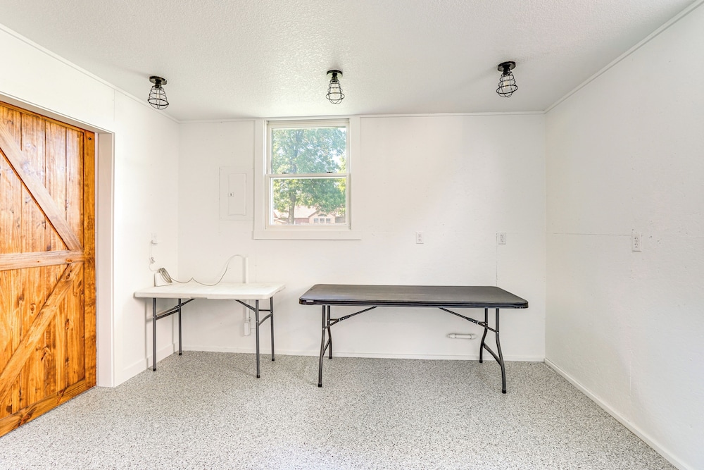 15 Mi to Downtown Sioux Falls: Gem w/ Yard!