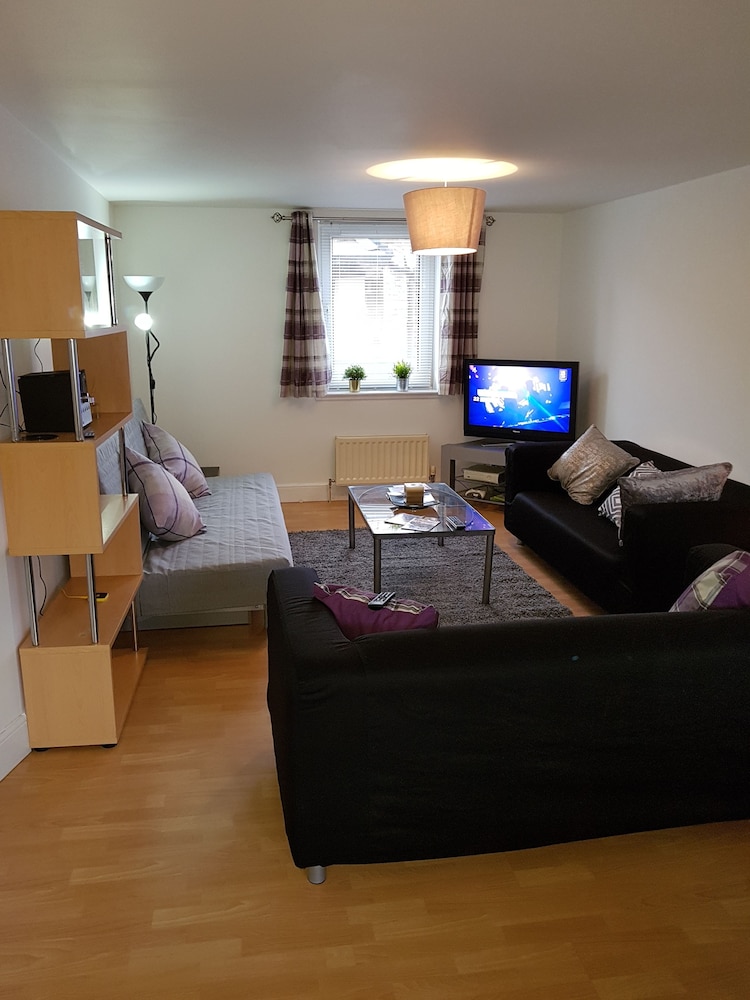 Executive Open Plan Apartment in Leith