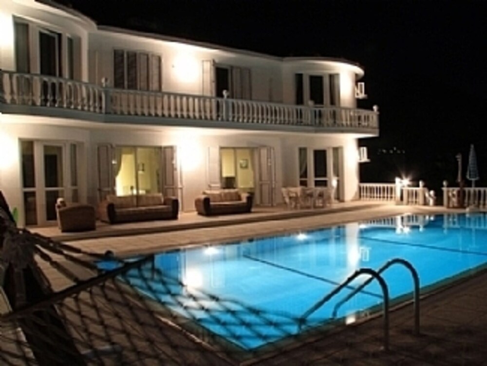 Villa - Sleeps 14 - Private Pool - Cinema Room