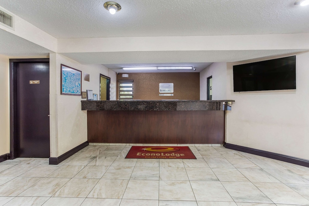 Econo Lodge Clinton - Jackson West view 2