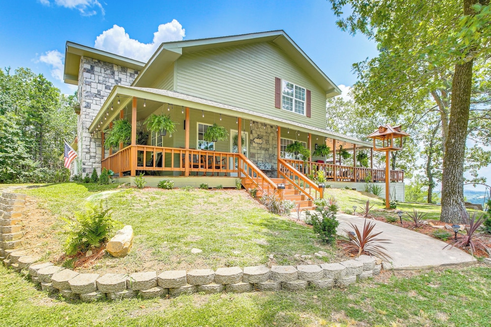 Outdoor Entertainment Area: Scenic Hot Springs Gem