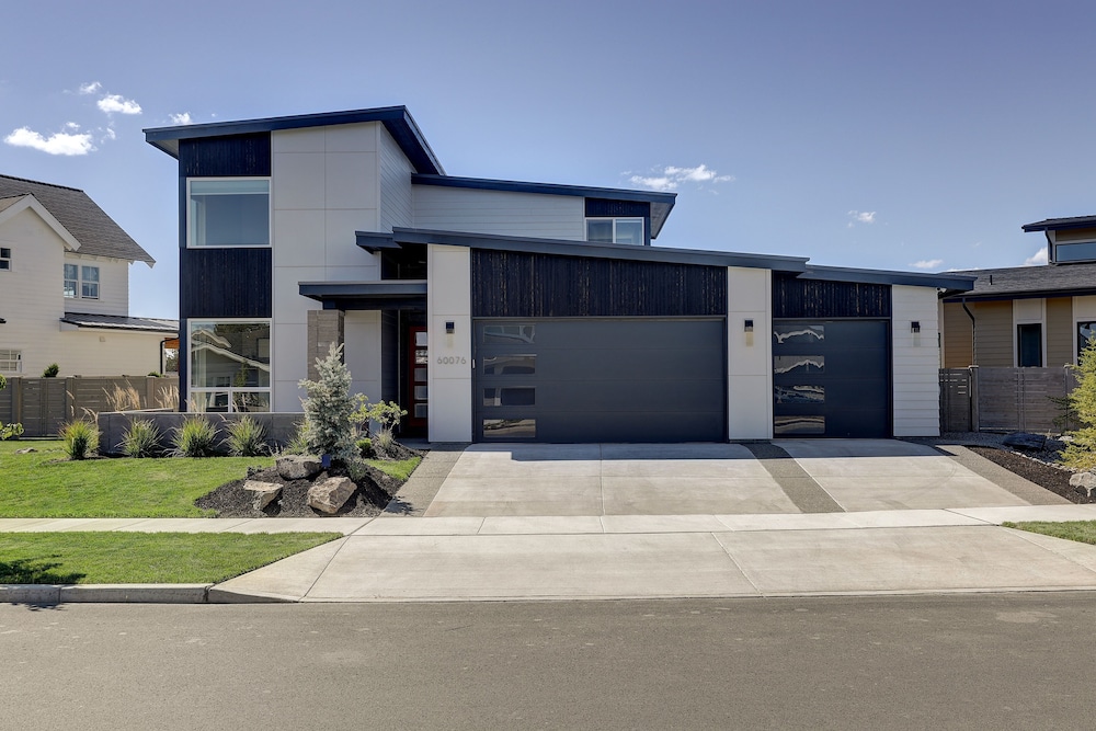 Ruby Peak *30 Day Minimum 4 Bedroom Home by RedAwning
