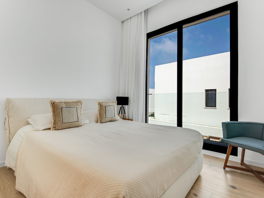 Sanders Konnos Bay Aphrodite - Exquisite 6-bedroom Villa On the Beach Front