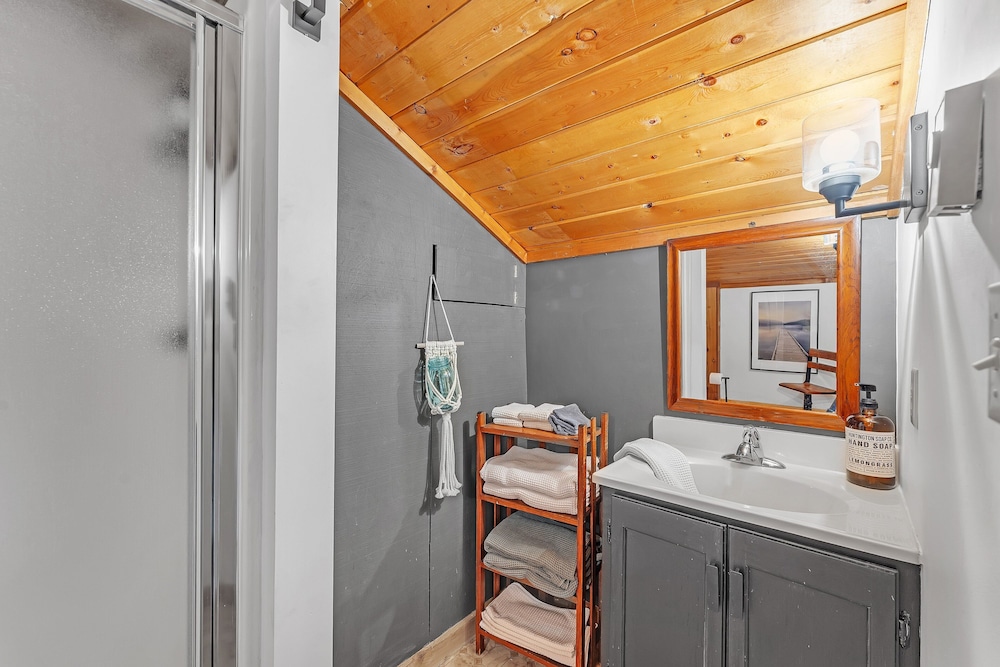 Modern Mountain Retreat Near Dolly Sods & Skiing 3 Bedroom Home