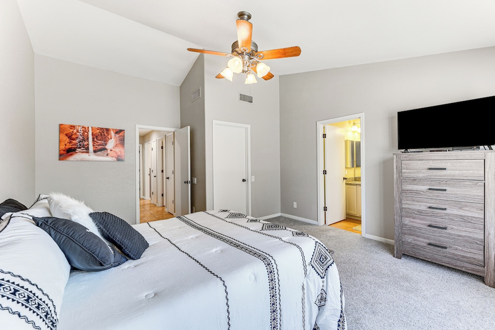 Gilbert Family Home: Games, Private Pool & Patio!