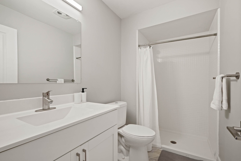 Beautiful 2BR 2BA Apartment With Modern Design