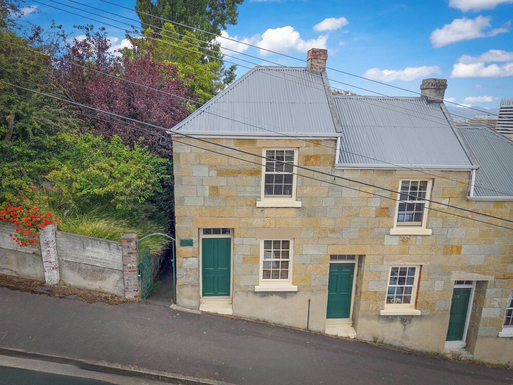 Stylish 3 Bedroom Townhouse - Hobart CBD