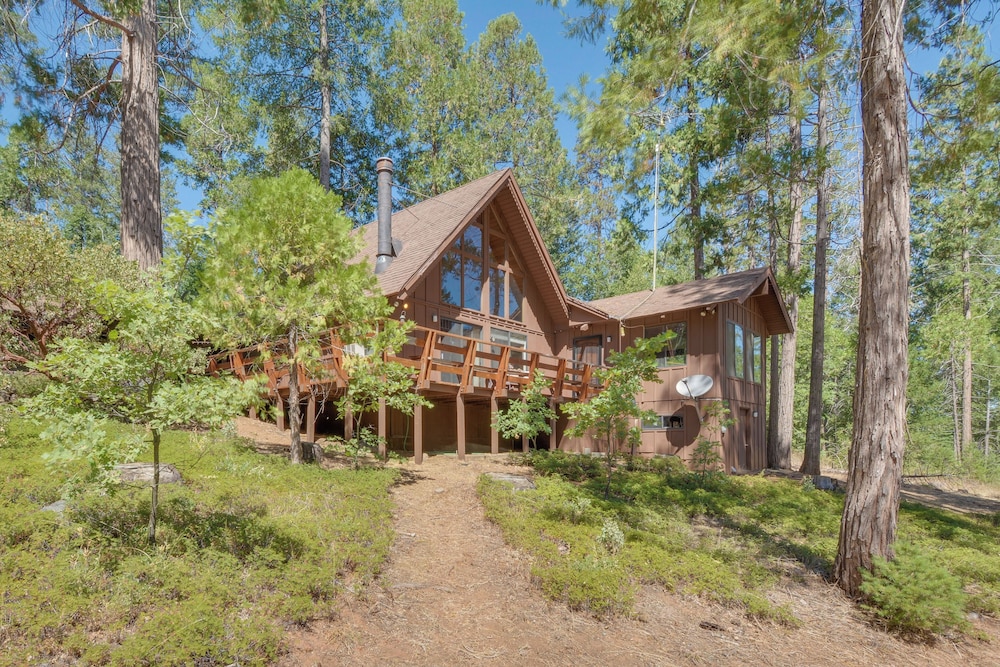 6 Mi to Yosemite National Park: Retreat w/ Deck!