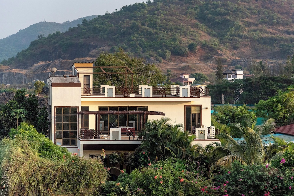 Cosmicstays Luxe Oasis Pool & Bar Villa