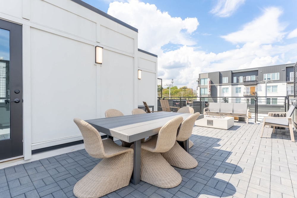 Rooftop Fire Pit Skyline Views Near Broadway