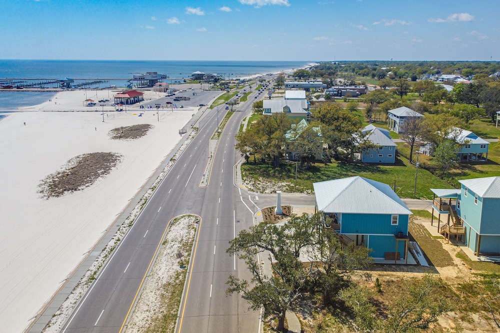 Long Beach Home w/ Views & On-site Beach Access! view 3