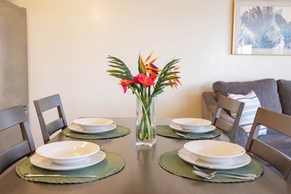 High Floor Ocean View Condo (King Bed and Parking): dining photo