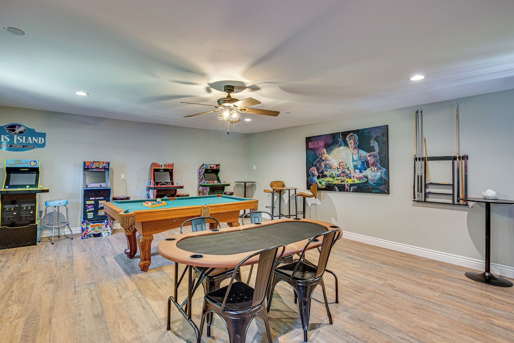 Waterfront Retreat w/ Hot Tub in Gun Barrel City!
