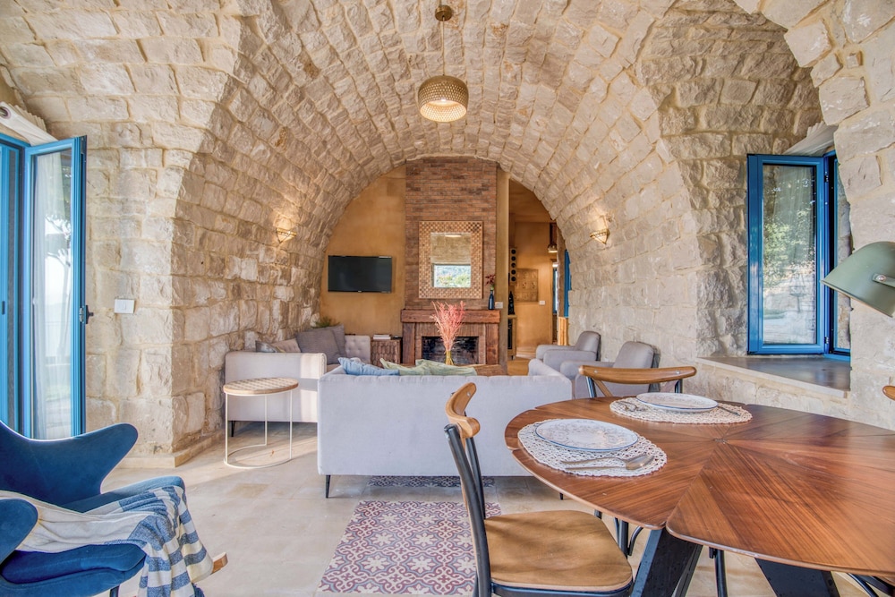 Red Oak House With Garden & Terrace in Assia, Batroun