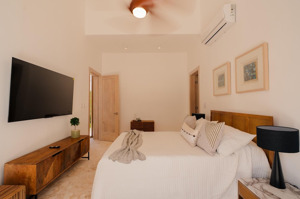 Modern 6 BDR Golf Front Villa in Luxury Beach Resort w Pool and Heated Jacuzziz