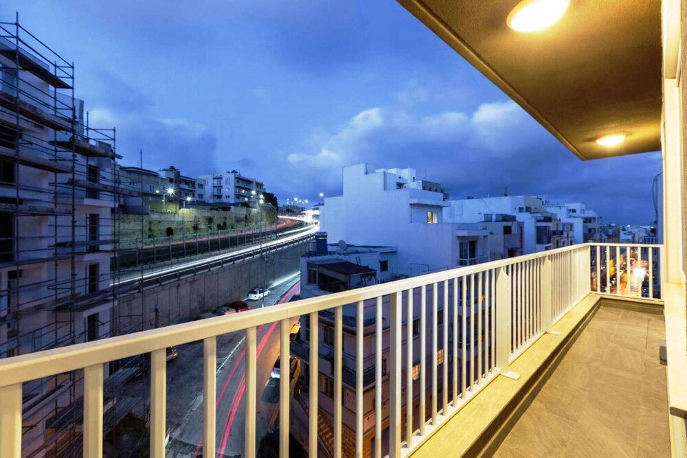 Luxury Apartment in Gzira Close to Sliema 3 BR Apartment Sleep 8