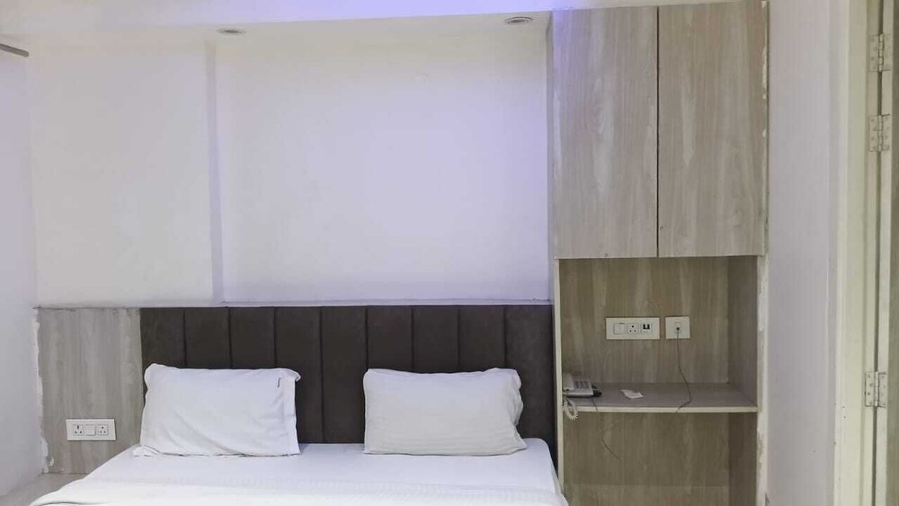 Hotel Red Chilly Adarsh Nagar