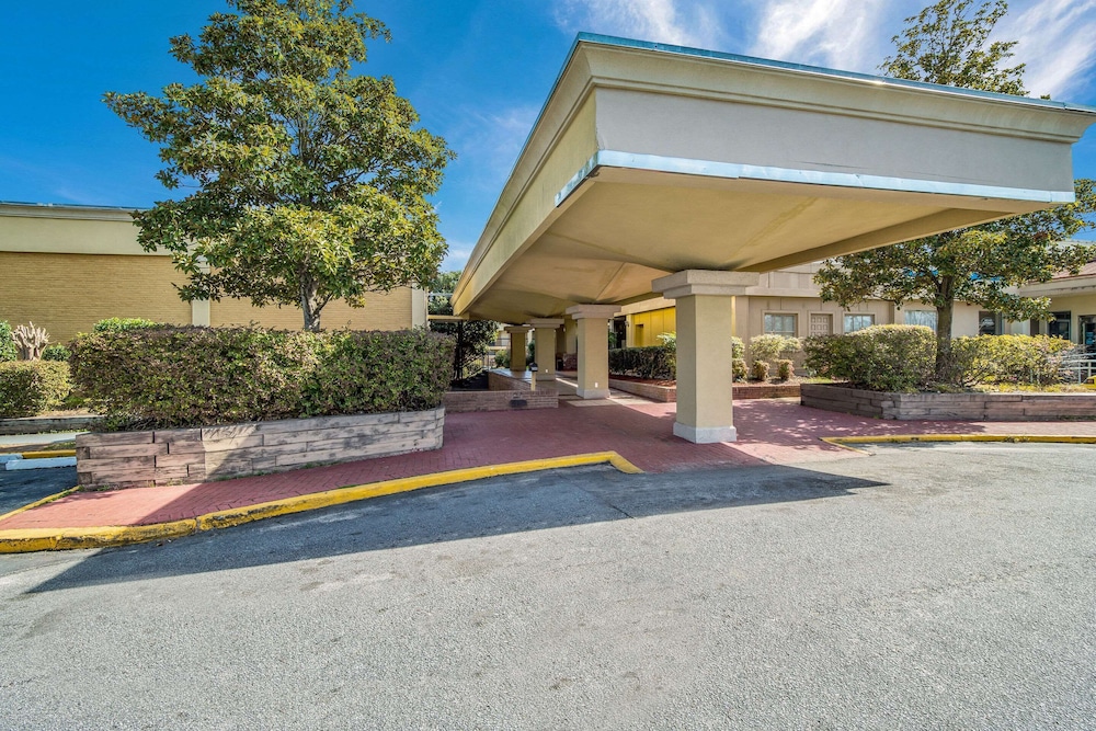 Statesboro Vacations - Quality Inn  Suites Conference Center Statesboro Historic District - Property Image 45