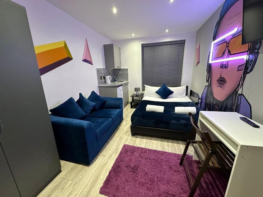 Inviting Studio Flat at Lewisham Way, Se14 London