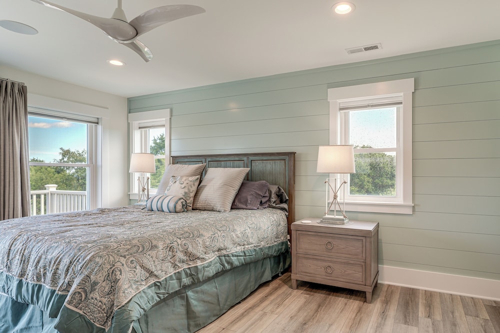 Walk to Beach: Southern Shores Retreat w/ Hot Tub
