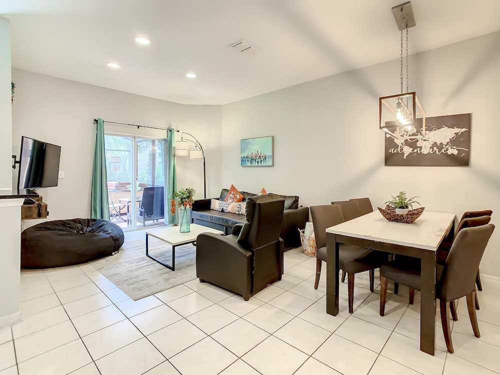 Luxury Townhome Near Disney w Resort Amenities