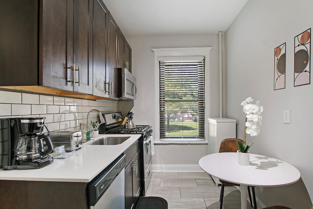 Bright 1BR - Woodlawn 1E