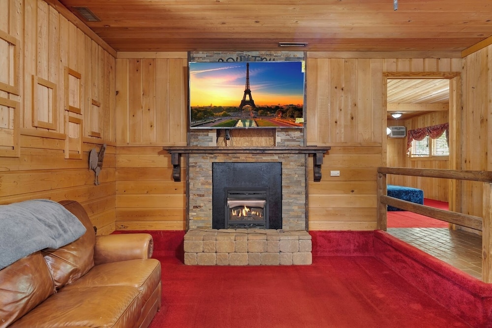 Pet-friendly 3BR Lake House Firepit + Pier