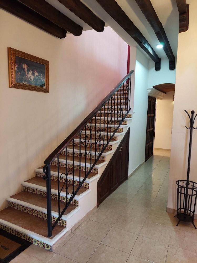 Centro 4bedroom Home on Stirling Dickinson view 4