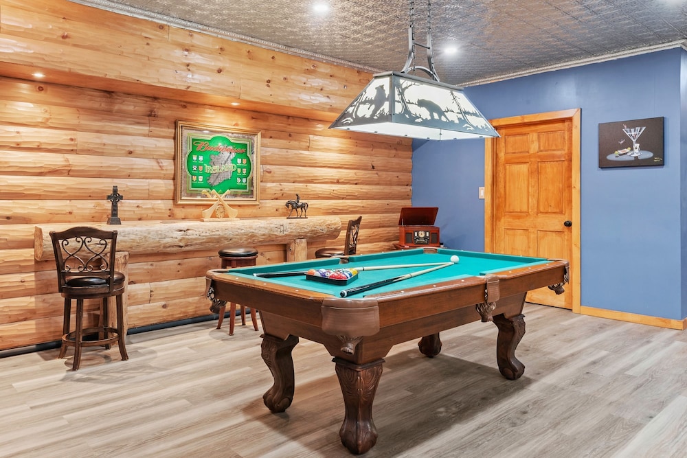 The Bigwood Cabin by Avantstay Hot Tub Firepit Pool Table Private Yard