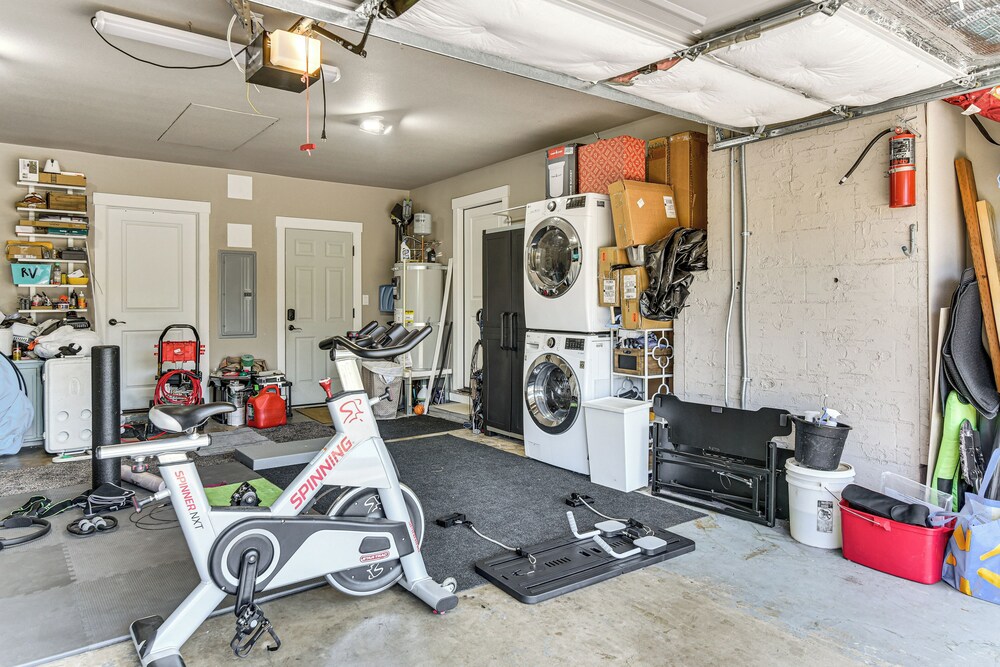 7 Mi to Vancouver Waterfront: Sleek Home w/ Yard!