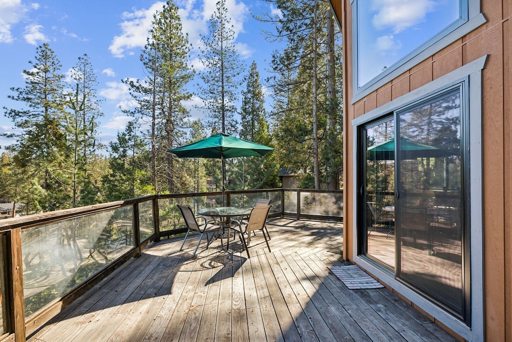 Golden Peak Cabin 3 Bedroom Home by Yosemite Region Resorts