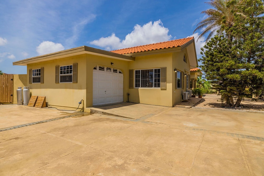 Cozy Central 4br3ba Home w Pvt Pool Largegarden