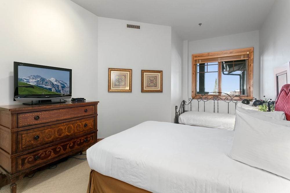 Grand Lodge - 3 Bedroom Deluxe #206 - Ski-in/out 3 Condo