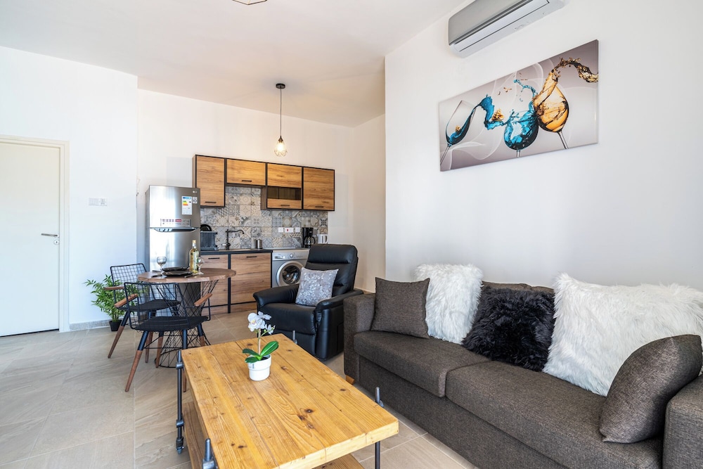 Nala - 2 Bedroom Apt & Patio in Larnaca