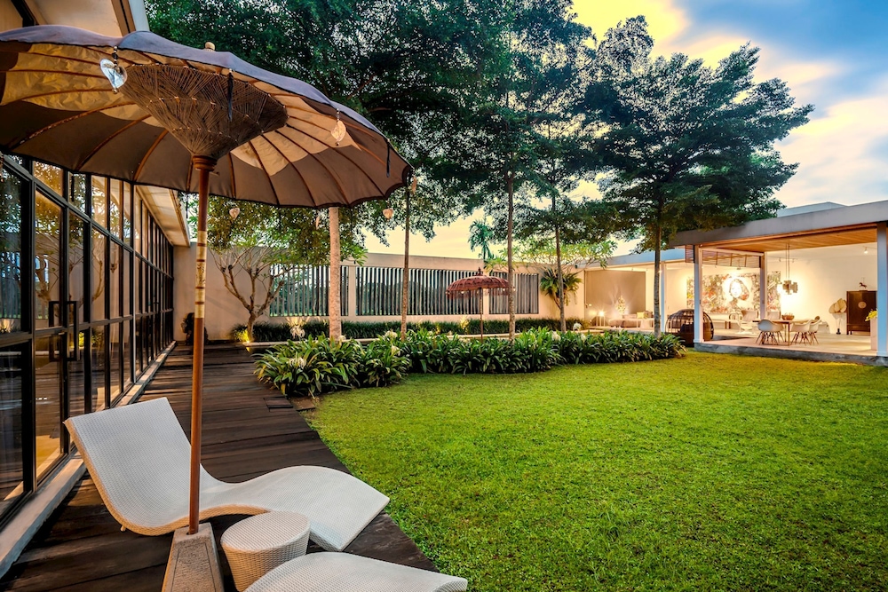 Loft Volcano by Alfred in Bali - Stylish 2 BR Loft w Pool Garden Ricefields View