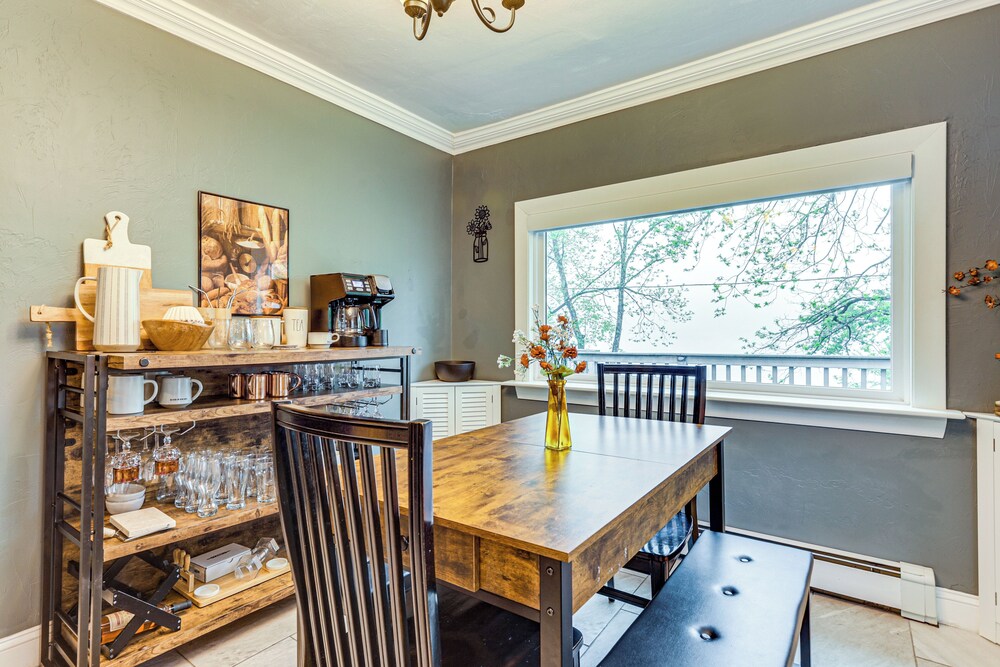 Lakefront Cottage 2 Mi to Palladium in Worcester!