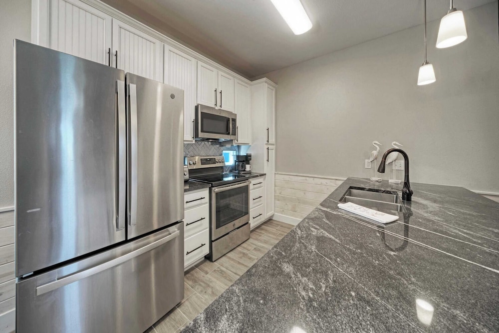 Sleeps 33! 4 Condos, Walk to the Beach, Resort-style Pool, Endless Summer Resort