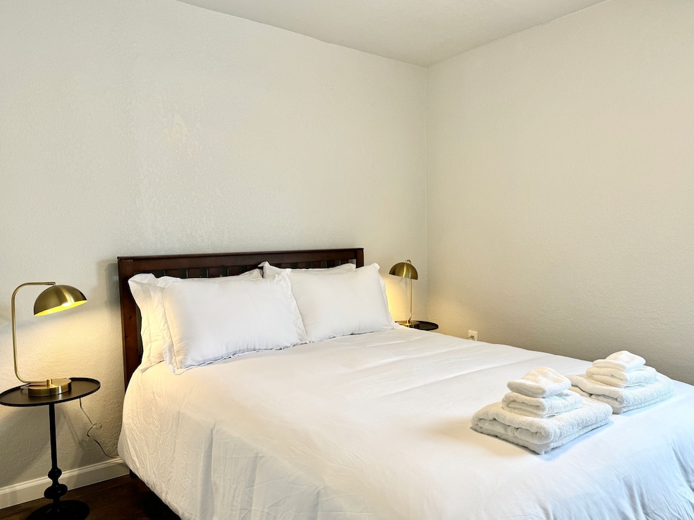 7BR Comfort Haven For 16 I Next to Tinker I EC