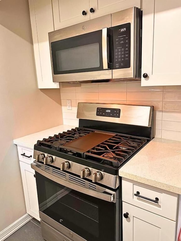 Stylish 1BR Urban Retreat